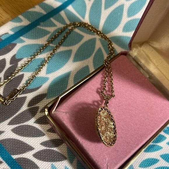 Gorgeous Vintage 1928 Gold Tone Oval Faux Pearl Pendant Necklace - Picture 2 of 7